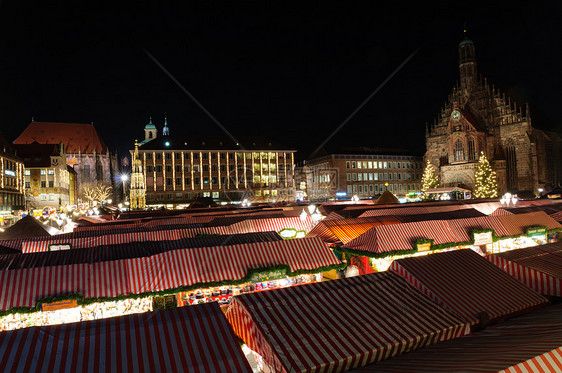 德国纽伦堡圣诞市场历史地标蓝天建筑文化遗产旅游观光街道游客天空图片