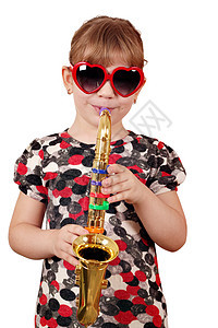 小女孩在萨克斯音上演奏音乐白色旋律萨克斯管青年女儿乐器演员童年孩子太阳镜图片