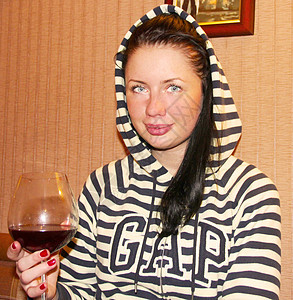 一个年轻女子 喝了一杯红酒派对食物女性玫瑰女士享受玻璃酒杯衣服相机图片