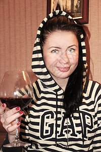一个年轻女子 喝了一杯红酒红色相机玫瑰活动乐趣女士食物女性衣服酒杯图片