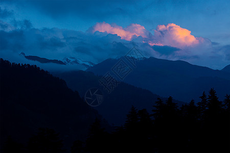 喜马拉雅山日落村庄风景禅意天空山脉图片