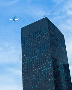 现代摩天大楼飞机窗户天空经济天际大都市办公室建筑学城市公司图片