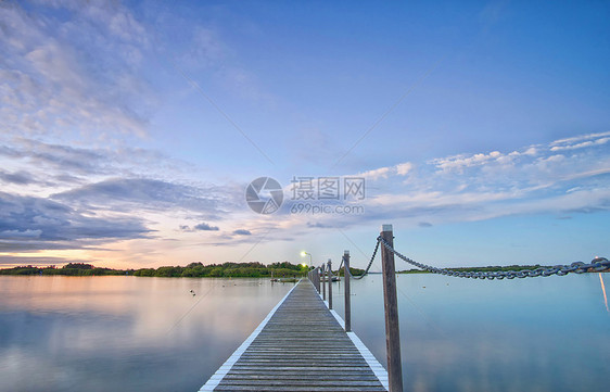 横跨水面的浮龙码头天桥日出场景木头行人旅游港口日落海景海岸图片