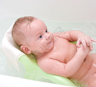 婴儿在洗澡时卫生乐趣生活童年幸福男性女性浴室飞溅气泡图片