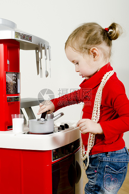 小可爱女孩在儿童厨房里玩耍玩具角色烹饪红色童年食物幼儿园塑料平底锅游戏图片
