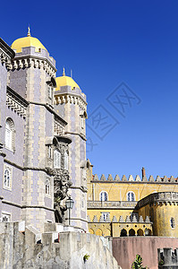 佩纳城堡堡垒古董建筑蓝色雕塑爬坡地标黄色世界遗产全景图片