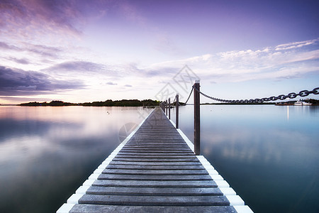 横跨水面的浮龙码头日出木头旅游海岸旅行日落场景港口海景天桥图片