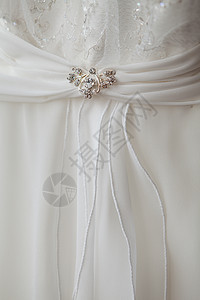 一件有胸针的礼服的一部分别针薄纱已婚刺绣按钮拉刀婚礼宏观宝石庆典图片