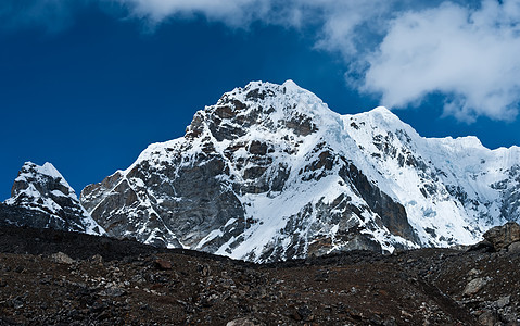 在喜马拉雅山峰和云中下雪图片