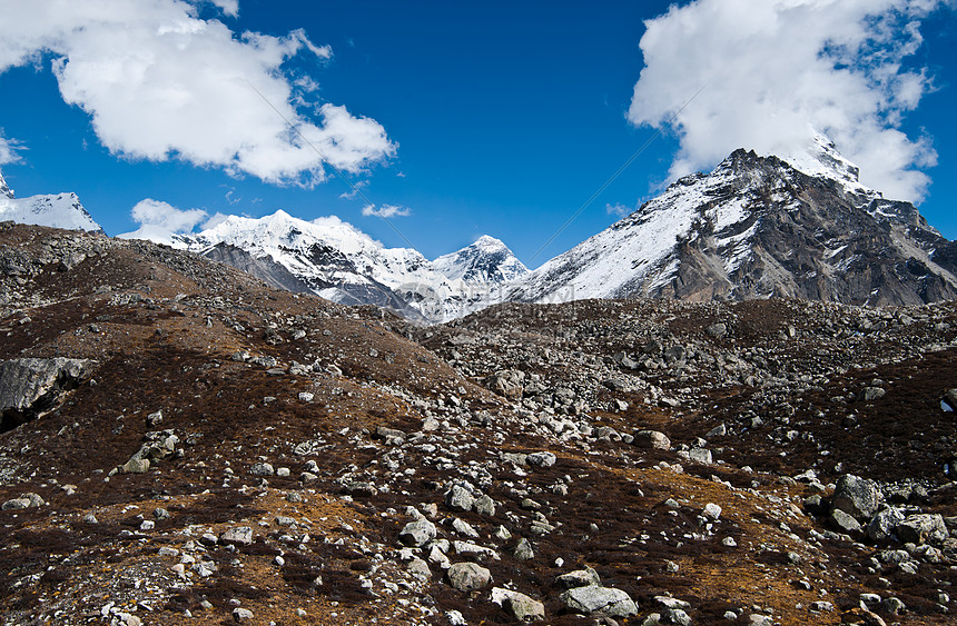 喜马拉雅山Gokyo附近的峰值和Moraine图片