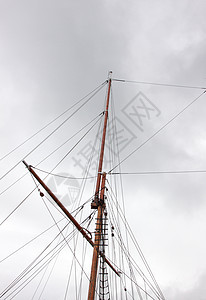 一艘老旧帆船的船旗 挪威天空木头海洋血管港口大篷车水手运输巡航滑轮图片