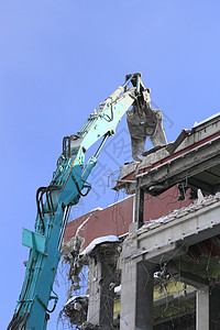 工业拆解 机械销毁和机械毁坏建筑挖掘机建设房屋施工拆除拆卸瓦砾作业房子图片