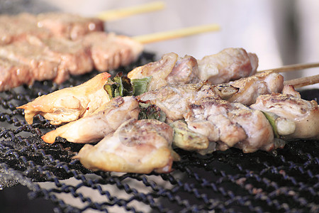 传统小鸡肉摊yakitori红烧街道节日大豆美食食物烹饪炙烤图片