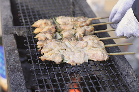 传统小鸡肉摊yakitori红烧炙烤街道美食食物节日烹饪大豆图片