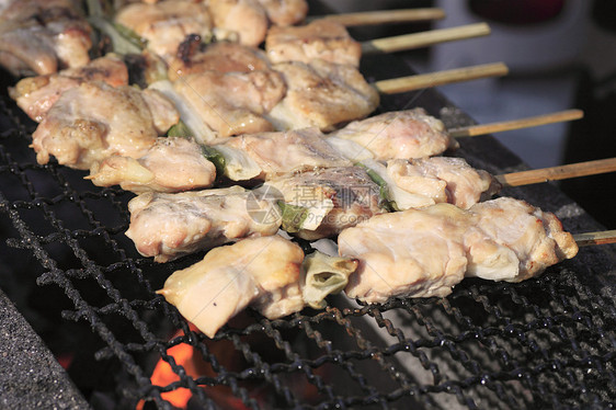 传统小鸡肉摊yakitori节日炙烤大豆食物烹饪红烧美食街道图片