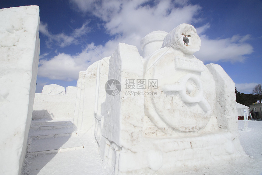 日本日积雪节雕刻冻结季节雪祭蓝天雕像图片