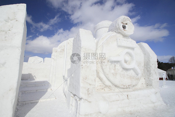 日本日积雪节雕刻冻结季节雪祭蓝天雕像图片