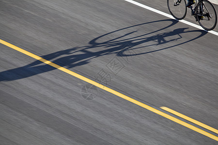 自行车 道路和阴影背景图片