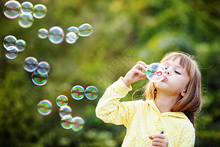 气泡里女孩儿童开始肥皂泡沫女性头发童年喜悦冒充快乐乐趣孩子气泡眼睛背景