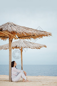 海滩上的女人自由假期头发旅行天空休息热带女士海洋天堂安详高清图片素材