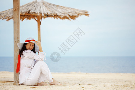 海滩上的女人帽子假期活力天堂天空蓝色海洋自由闲暇快乐美丽高清图片素材