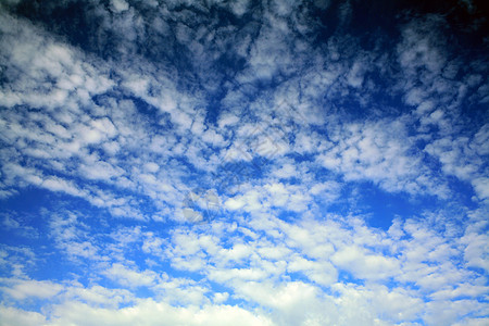 深蓝色白色天空自由天气背景图片