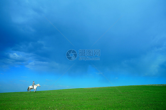 骑白马的骑士绿色男人动物天气雷雨天空危险风暴场地图片
