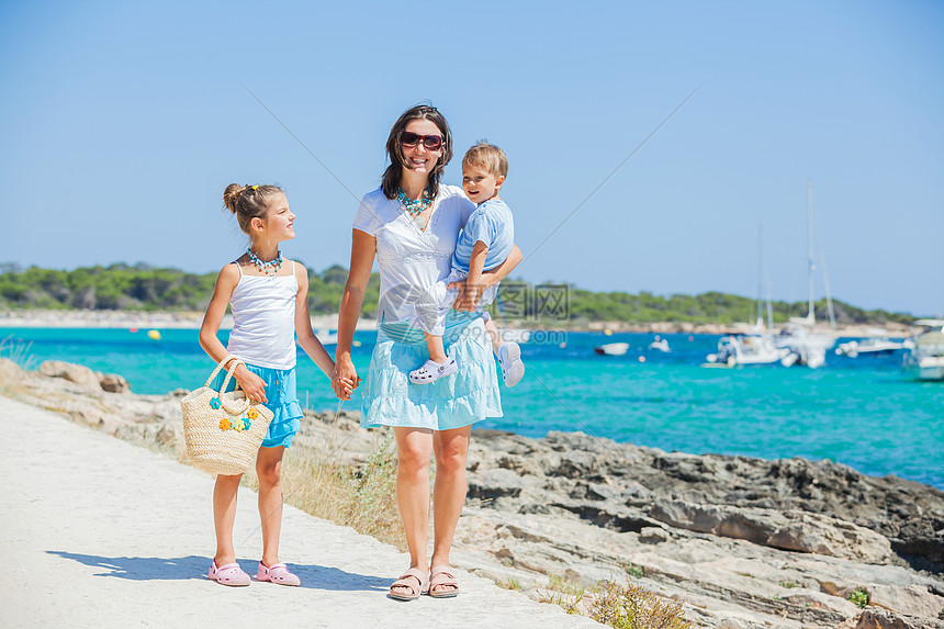 三口三口家庭在热带海滩上行走海岸幸福海滨男性游艇女孩男生儿子女士女儿图片