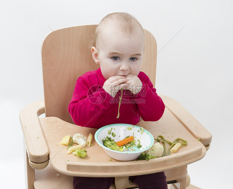 以高椅子吃饭的幼儿辅食木头高脚椅蔬菜食物营养品灰色杂货木材小菜图片