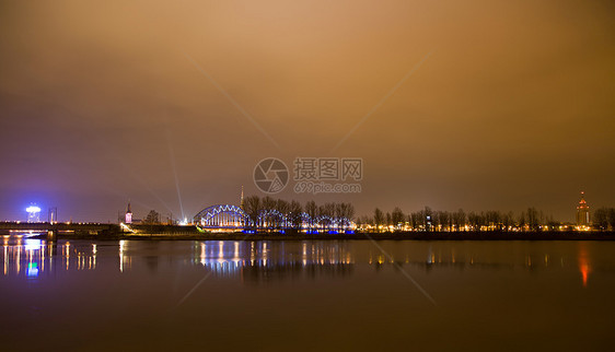 里加拉脱维亚夜间城市天空反射国家建筑学旅行旅游地标场景景观图片