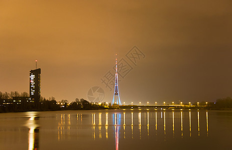 里加拉脱维亚夜间城市旅游国家建筑学场景旅行景观反射地标天空图片