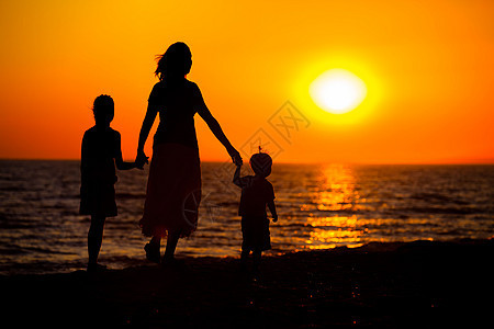 母亲和孩子的轮廓假期日落快乐天空女孩支撑妈妈家庭儿子女性图片