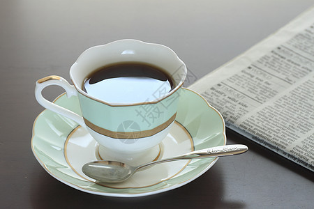 一杯热咖啡和报纸黑色咖啡店勺子早餐休息杯子白色桌子咖啡图片