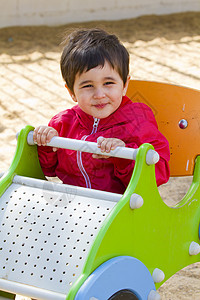 婴儿男孩在公园玩小车背景