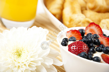 早餐果汁 羊角面包和在桌边的柏油盘子饮食浆果糕点食物奶油营养托盘服务花瓶图片
