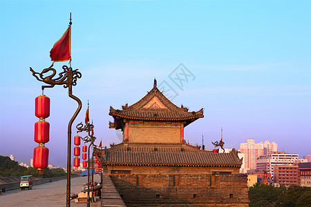 中国西安城墙灯笼红色中心文化蓝色日落历史性建筑学天空旅行图片