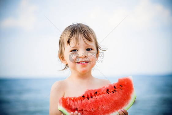 男孩吃西瓜小吃蓝色男生童年热带快乐婴儿孩子水果幸福图片