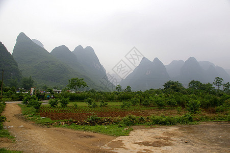 中国美丽的喀斯特山地景观反射天空岩溶水路村庄支撑风景假期旅行观光图片