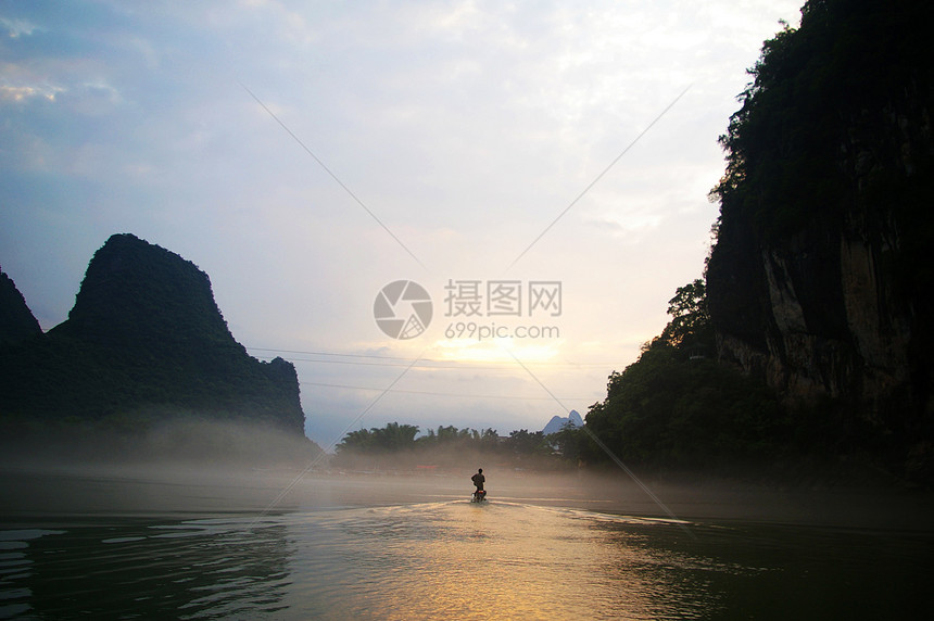 中国美丽的喀斯特山地景观天空村庄风景热带农村岩溶文化水路场景旅行图片