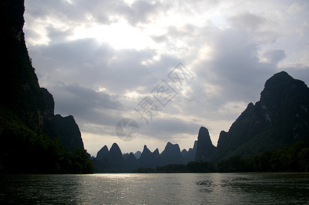 中国美丽的喀斯特山地景观场景风景竹子漂浮天空岩溶村庄编队旅行旅游图片