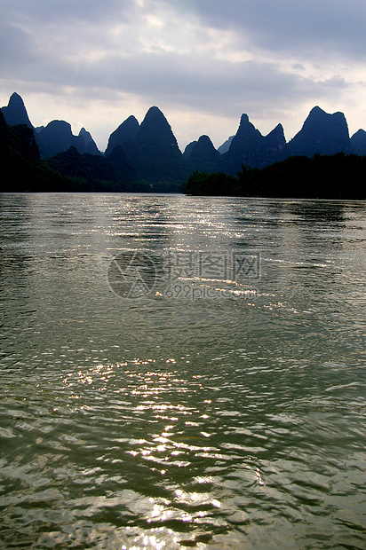 中国美丽的喀斯特山地景观假期农村岩石岩溶风景竹子热带森林爬坡村庄图片