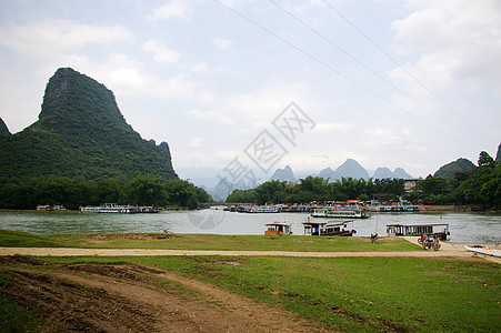 中国美丽的喀斯特山地景观爬坡竹子反射森林荒野编队天空假期热带岩石图片