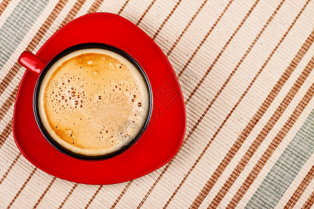 桌布上的红咖啡杯图片