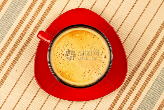 带条纹桌布的红咖啡杯厨房奶油快乐早餐桌巾液体照片食欲餐巾乐队图片