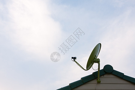 卫星天线在屋顶上手机桅杆车站信号微波技术细胞移动发射机场地图片