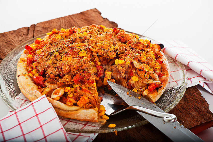 白色背景的新鲜自制素食披萨 作为标语小吃胡椒面团圆圈饮食宏观玉米蔬菜叶子脆皮图片