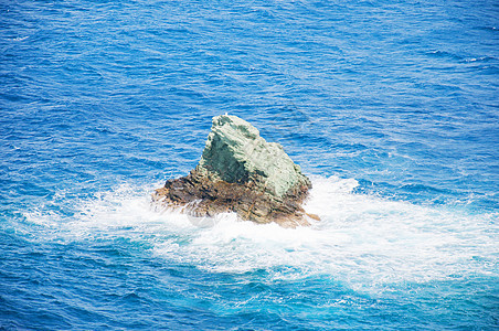 岩石的一部分热带天空蓝色悬崖太阳岛屿冲浪美丽边缘海岸线图片