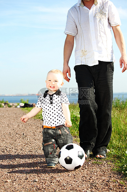 家庭足球场地孩子男人农村童年爸爸父亲草地运动游戏图片