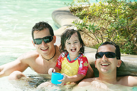 家人在游泳池玩得开心 兄弟和侄女哈图片