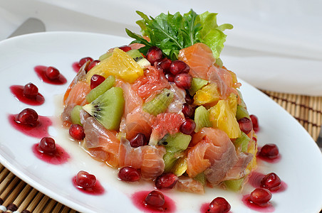 配水果的鲑鱼沙拉图片
